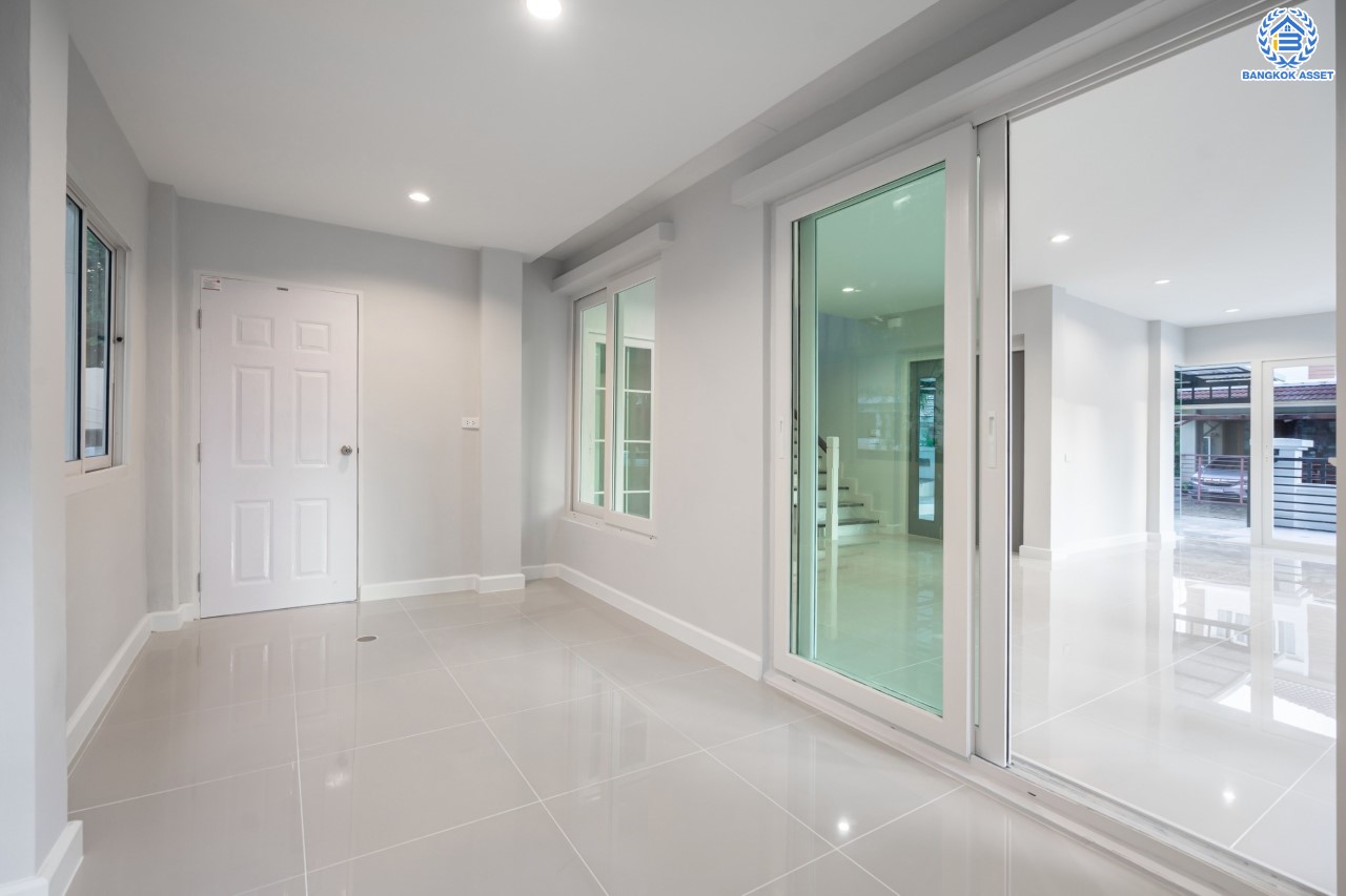 บ้านมือสองตกแต่งใหม่ ม.คาซ่าวิลล์ ราชพฤกษ์-รัตนาธิเบศร์2 แบรนด์ Q.House ต่อเติมครบพร้อมเข้าอยู่ เนื้อที่ 53.2 ตร.ว. ฟังก์ชันจัดเต็ม 3 ห้องนอน 3 ห้องน้ำ 1ห้องอเนกประสงค์ จอดรถได้ 2 คัน บนทำเลศักยภาพ ติดถนนราชพฤกษ์ และเพียง 10 นาทีถึงรถไฟฟ้า "สถานีบางรักน้อยท่าอิฐ"